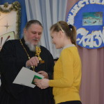 Отец Сергий вручает Гран-при 15-летней полярнинской скрипачке Анастасии Вакулиной, постоянной участнице «Рождественской сказки».