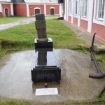 Место захоронения адмирала Ушакова, у стены главного храма обители.