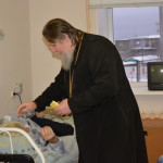 Настоятель полярнинского Свято-Никольского храма навестил пациентов городской больницы.