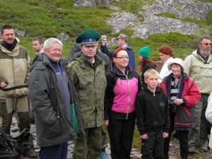 Кобяков Ю.А. и командир 100 погранотряда В.Михайлов с участниками экспедиции