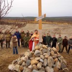 Молебен перед воздвигнутым крестом