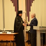 Вручение епископу Митрофану благодарственного письма губернатора Мурманской области Марины Ковтун.